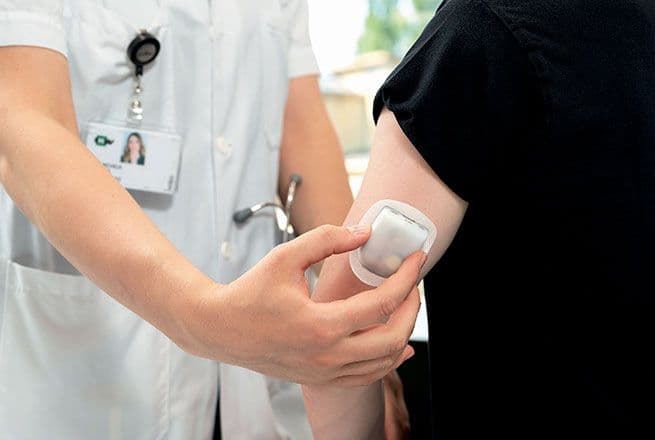 Dispositif permettant de délivrer une hormone par voie sous-cutanée.