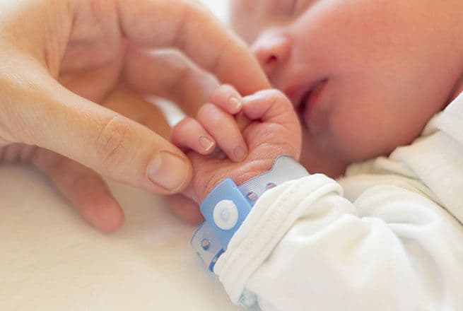 Maladie de Huntington : de récents travaux ont mis en évidence l’existence de modifications de la transmission nerveuse dans certains neurones très tôt après la naissance.