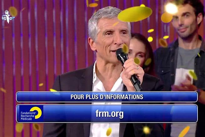Nagui, présentateur de l'émission N'oubliez pas les paroles, annonce un don au profit de la Fondation pour la Recherche Médicale consacré à la recherche contre le cancer.