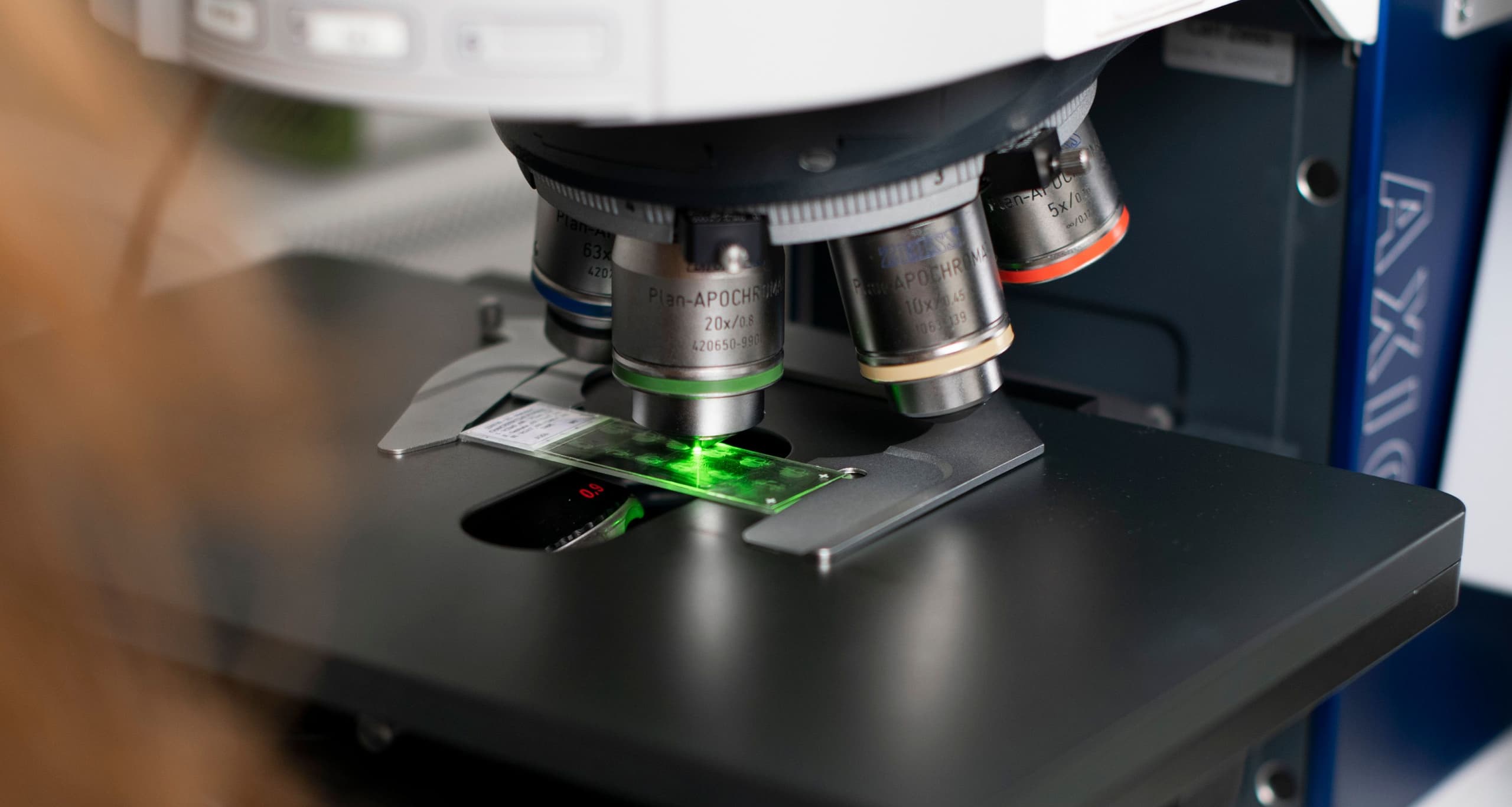 Manipulation d'un microscope en laboratoire.