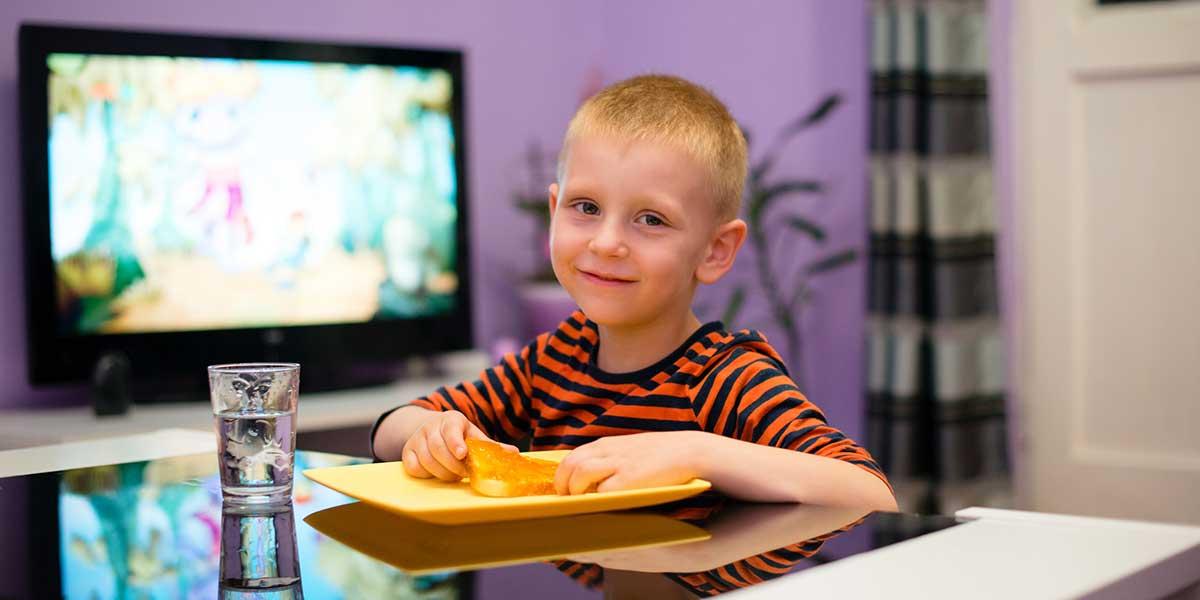 Lee temps d’écran peut avoir des effets négatifs sur le développement cognitif des enfants.