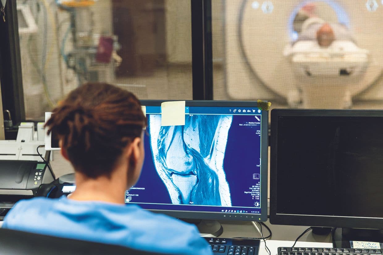Analyse IRM d'un genoux dans un hopital.