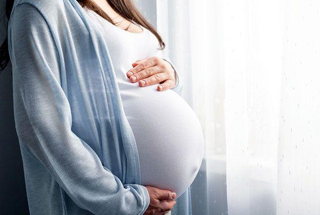Une femme enceinte, dans ses derniers mois de grossesse.